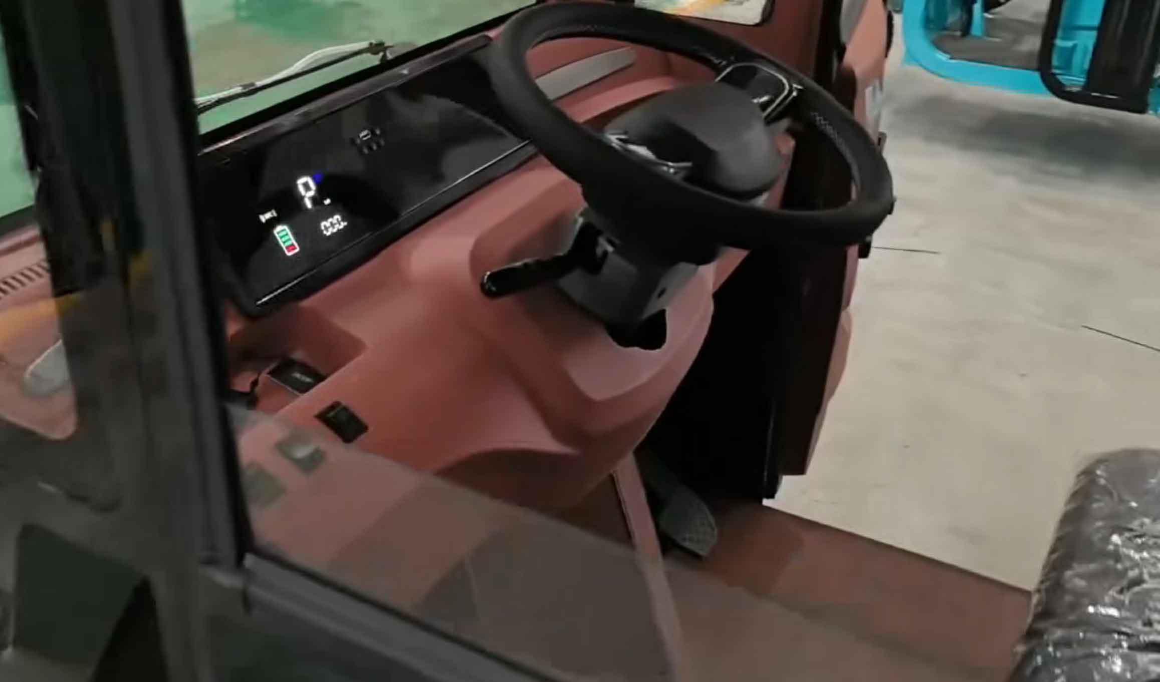 RocknBikes Cargo KH6 Elektro-Dreirad mit Kippmulde und Kabine hier Lenkrad von Links