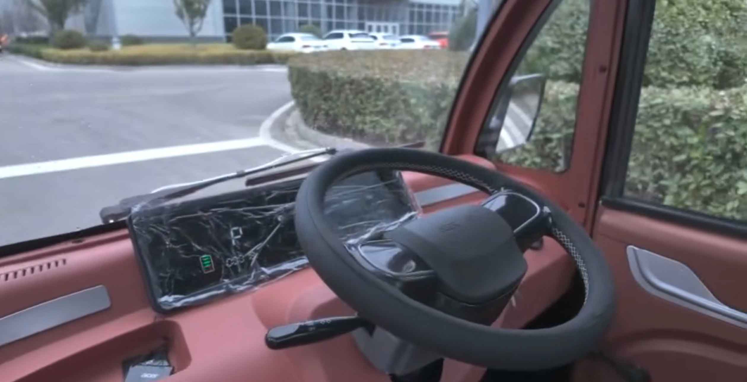 RocknBikes Cargo KH6 Elektro-Dreirad mit Kippmulde und Kabine hier Lenkrad